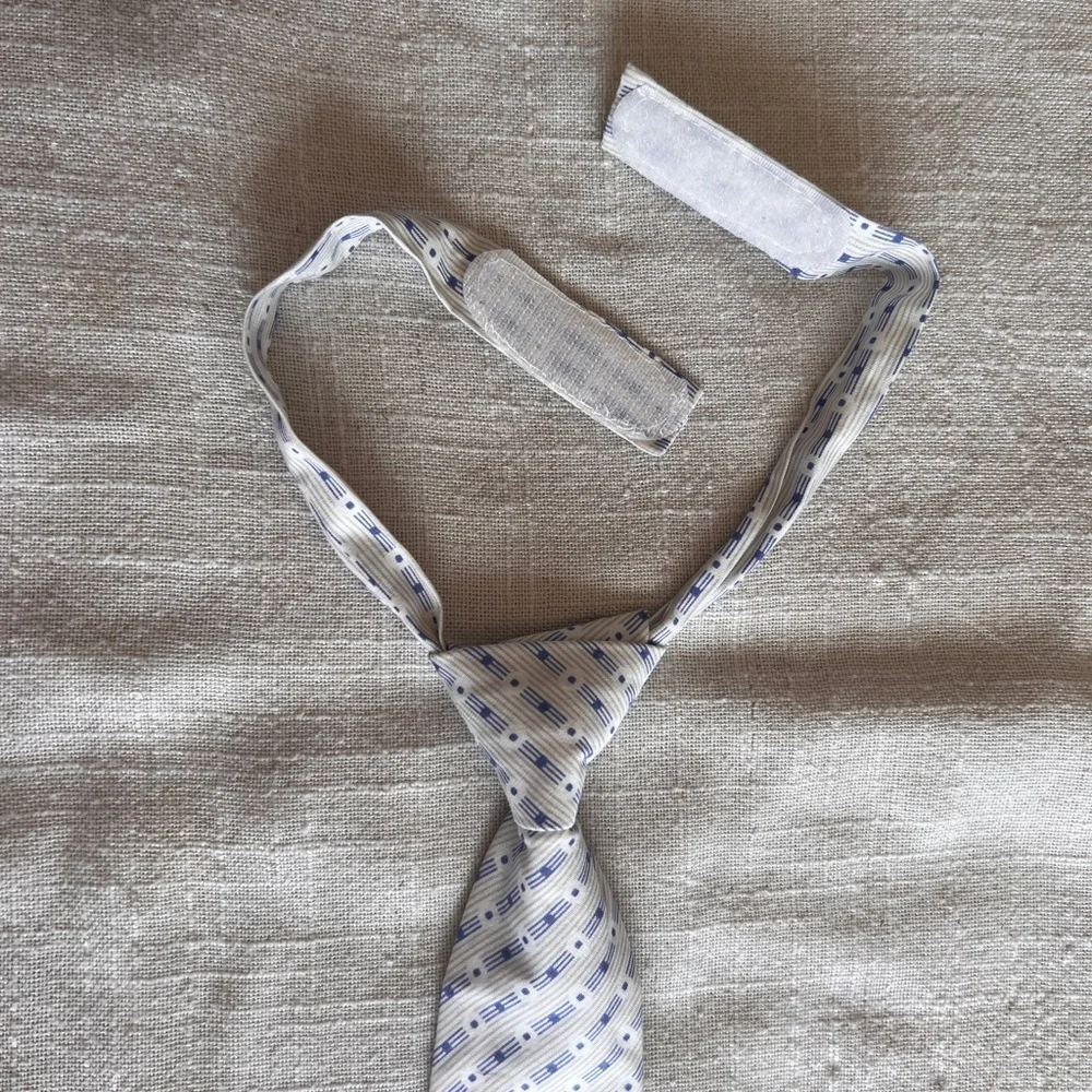 Light color tie for small boy